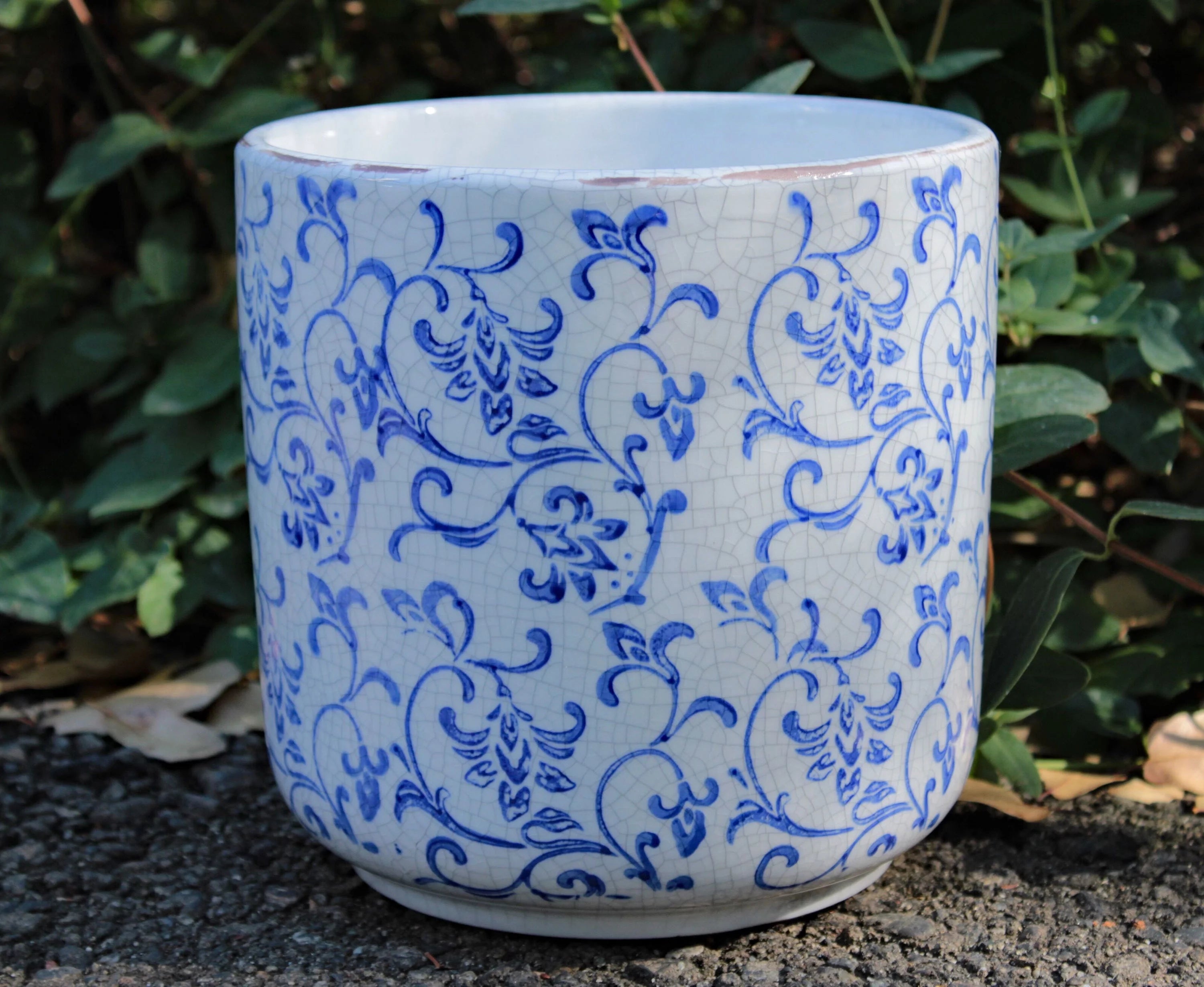 Blue and white ceramic cylindrical garden planter with vine pattern L424