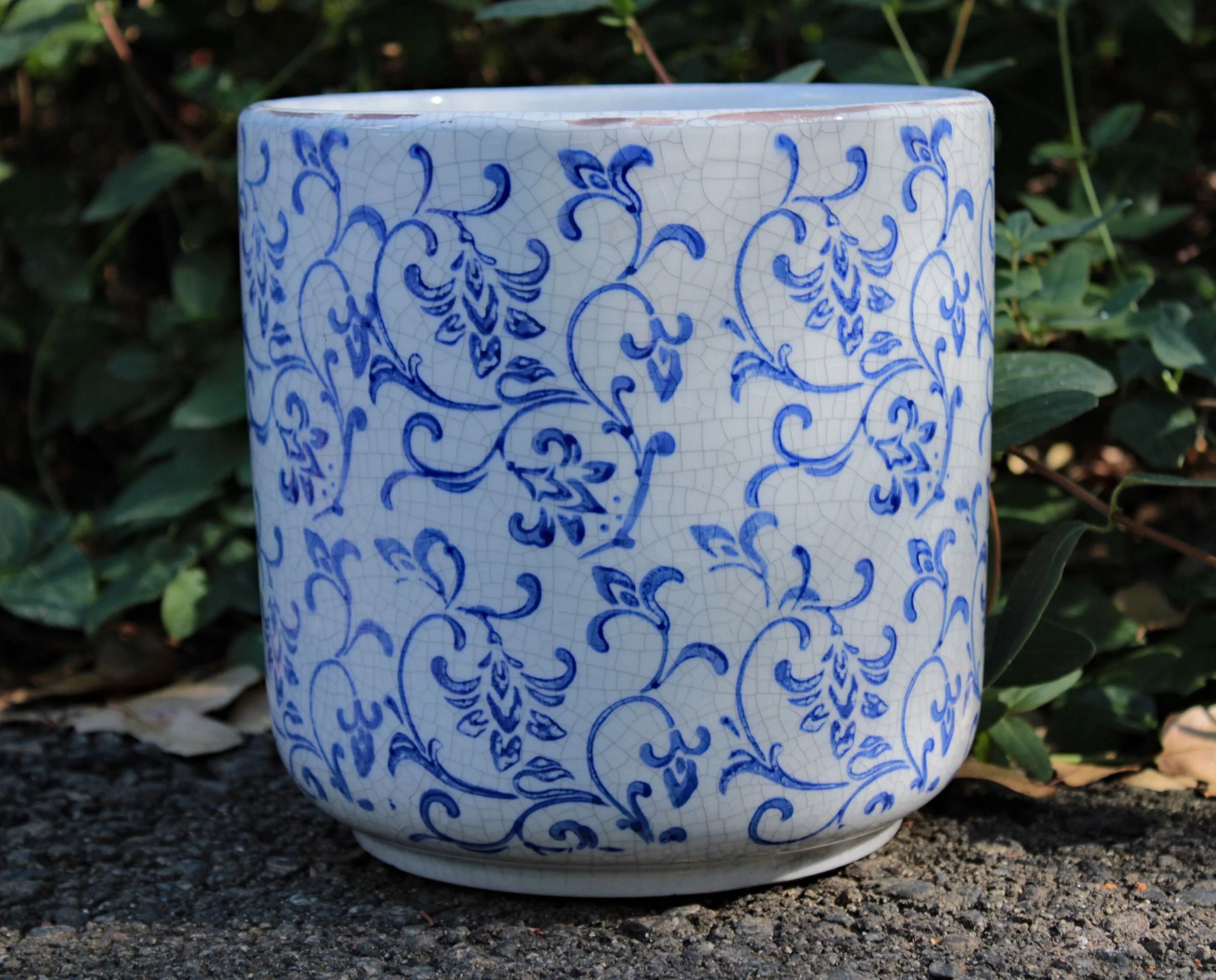 Blue and white ceramic cylindrical garden planter with vine pattern L424