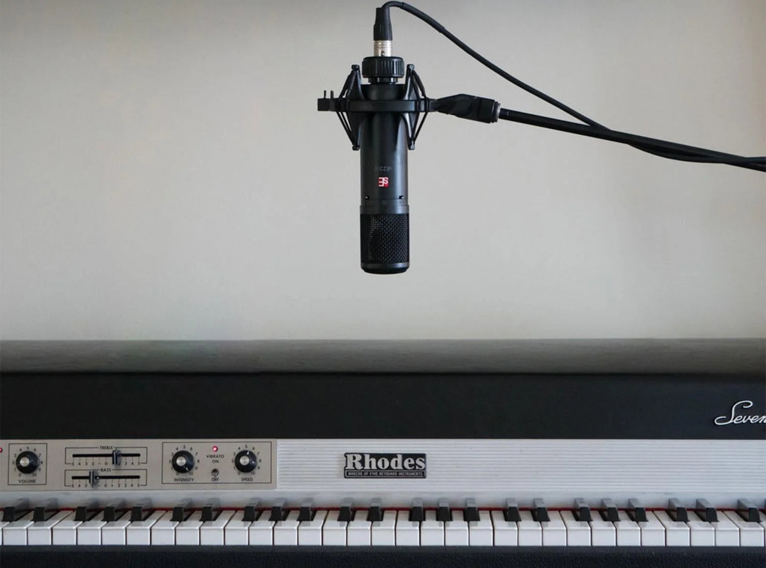 Large Diaphragm Condenser Microphone with Shockmount and Filter K6965